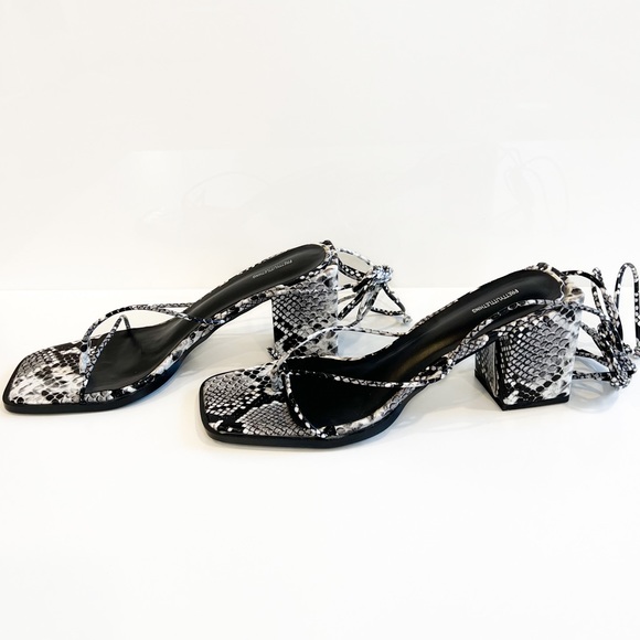 New Pretty Little Thing Snake Embossed Thong Block Heel Sandals Womenโs Size 9 - Picture 5 of 8